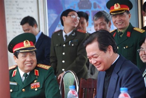 Phút giây sảng khoái của Thủ tướng và Bộ trưởng Quốc phòng Phùng Quang Thanh trên sân bay Sao Vàng.
